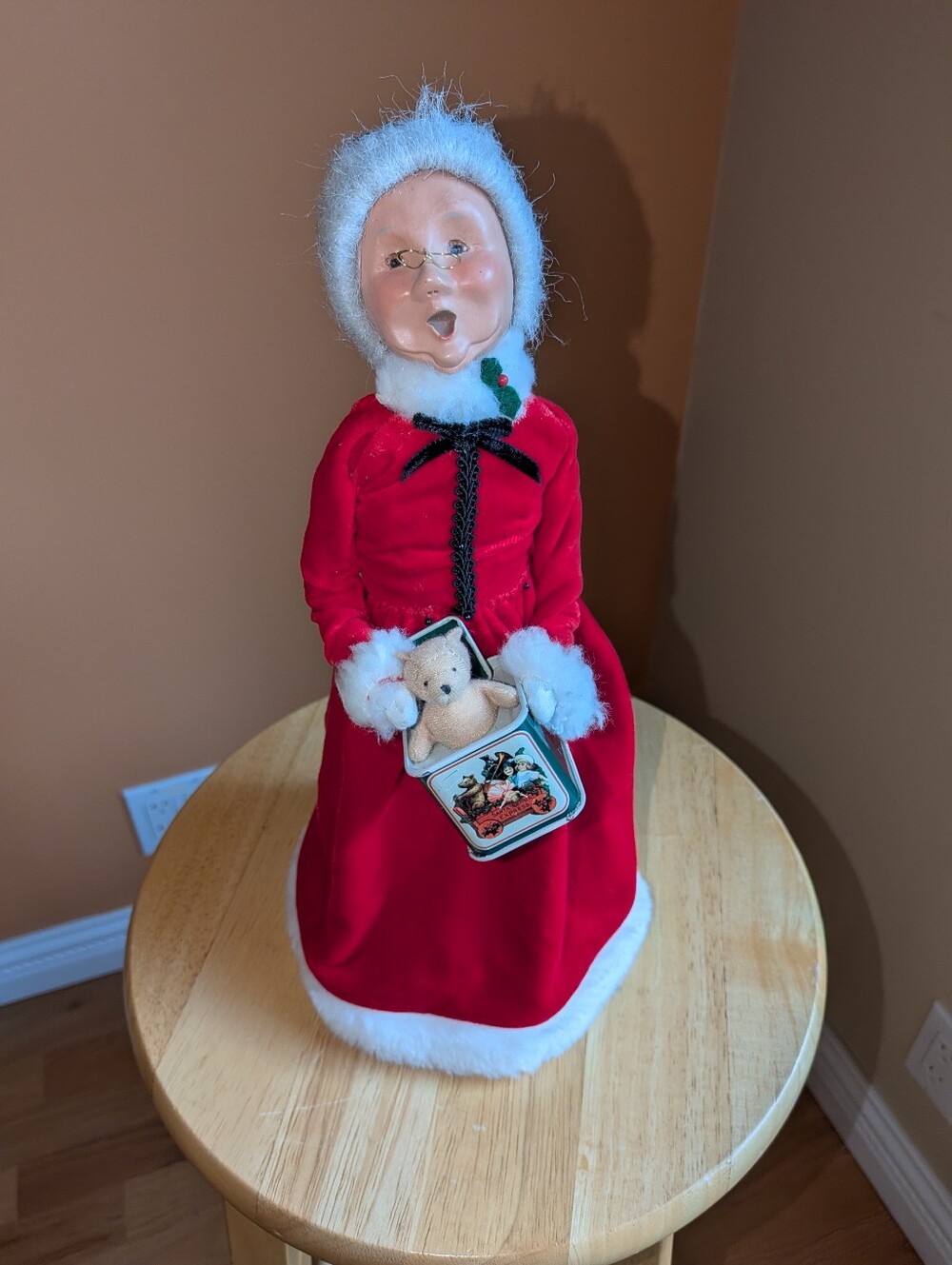 Byers Choice LTD .Chalfont,PA USA The Carolers Figurine